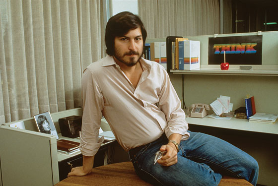 stevejobs-in-his-cubicle
